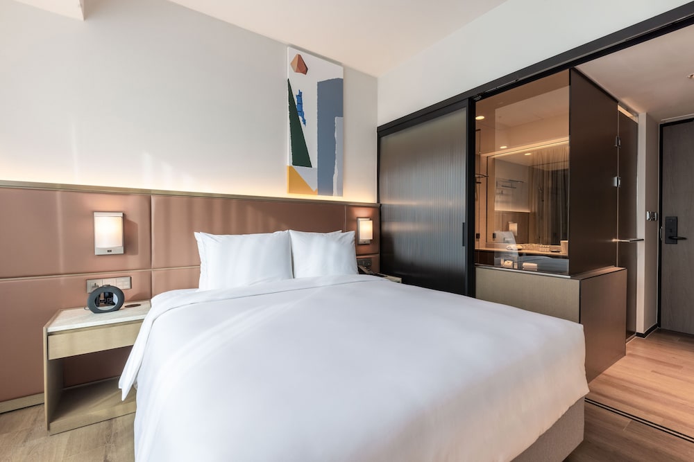 Business Room, 1 Queen Bed, Non Smoking photo 2