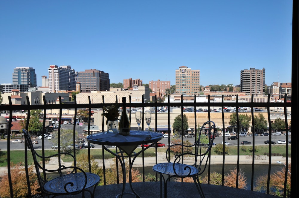 Premium Room, 1 King Bed, Accessible, Balcony (Plaza View) - Photo 1