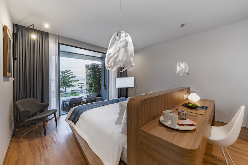 Deluxe Room, Pool Access, Sea View (Non - Smoking)