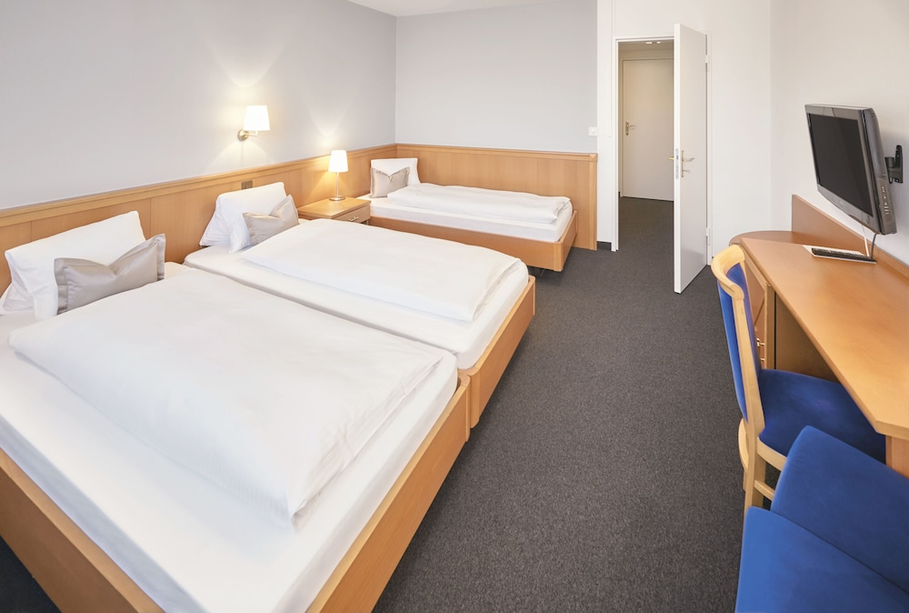 Economy Triple Room photo 1