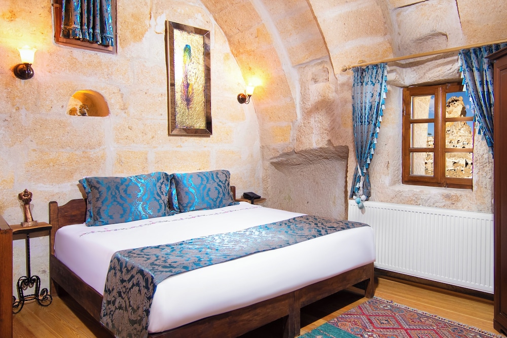 Deluxe Suit Cave Room 205