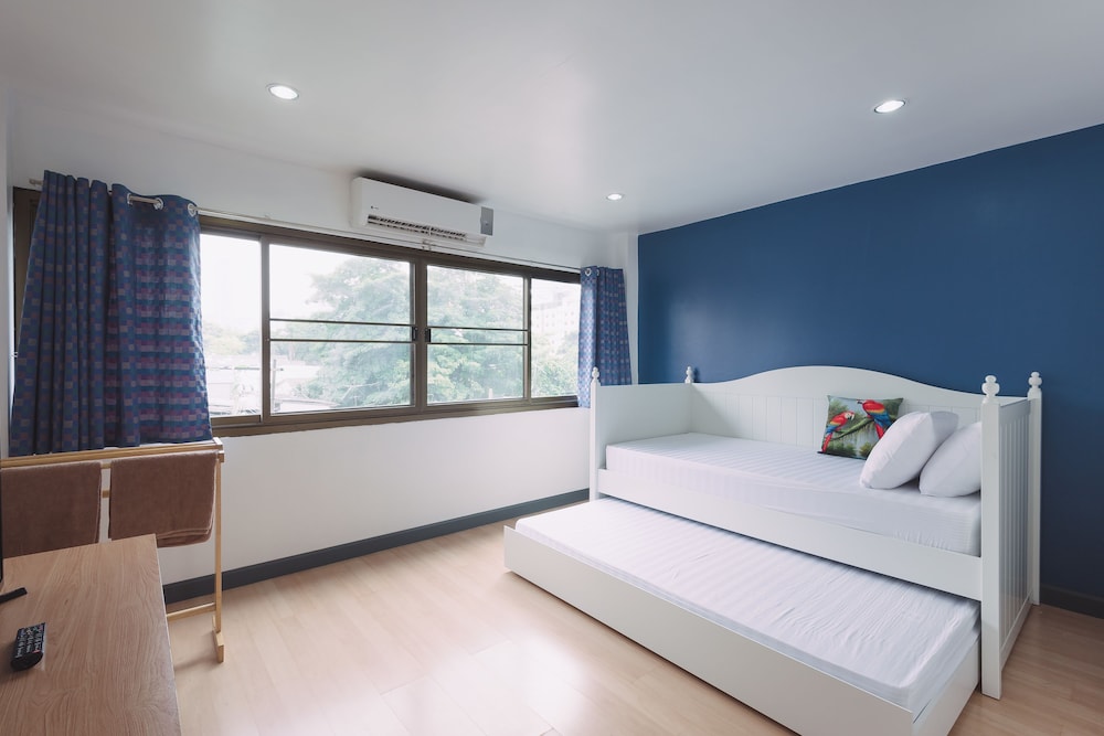 Twin Bedroom with Private Bathroom photo 1