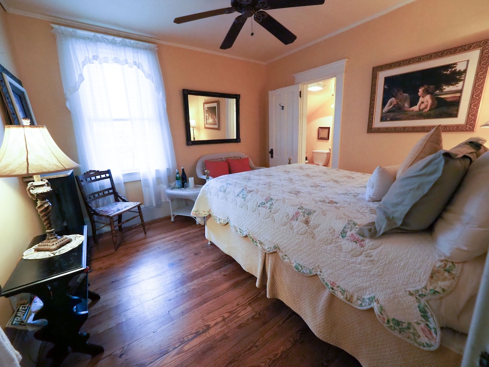 Classic Queen Suite, Private En Suite Bath, Full Gourmet Breakfast, Plush Robes photo 1