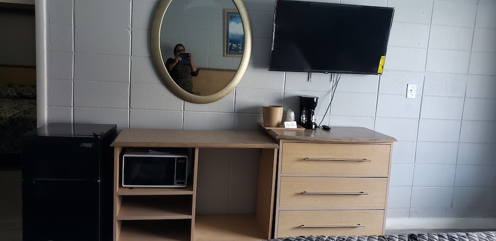 Basic Room, 1 King Bed photo 2