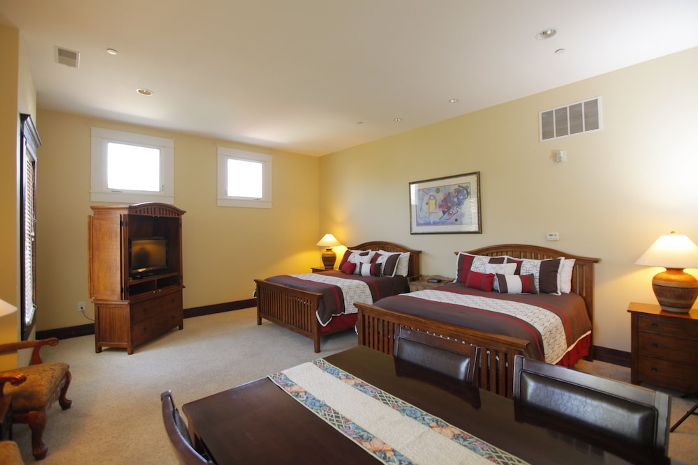 Suite, 2 Queen Beds - Photo 1
