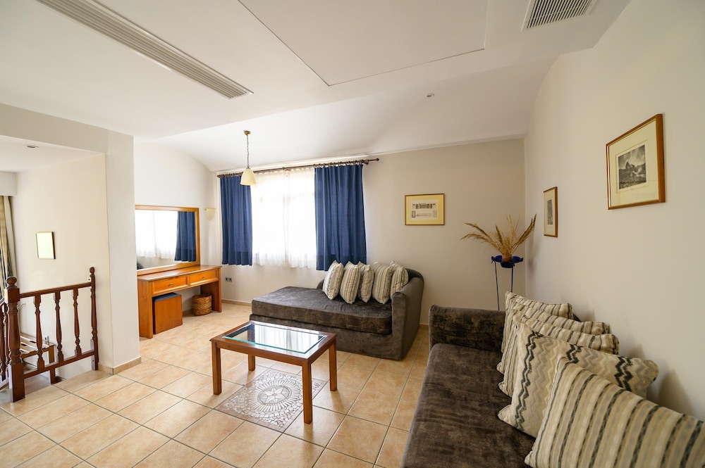 Junior Studio Suite, Non Smoking, Pool View photo 3