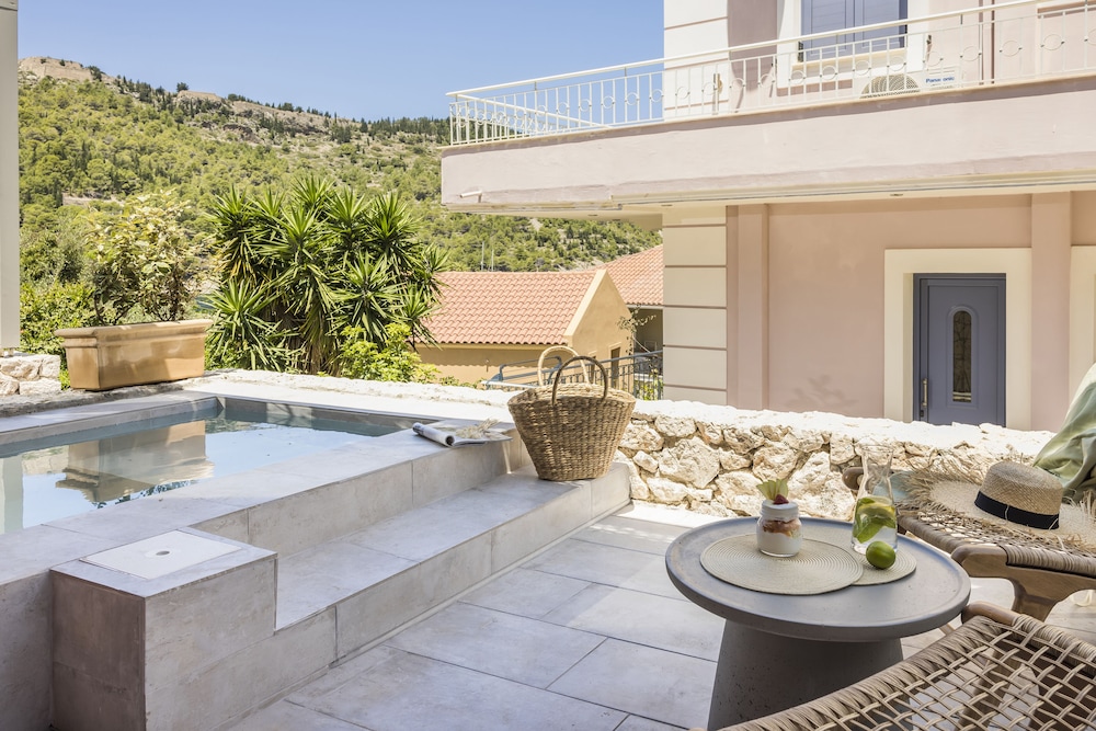 Honeymoon Villa with Private Plunge Pool photo 2