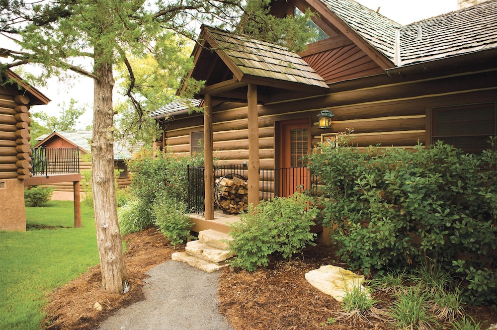 2 BEDROOM 1 KING 1 QUEEN CABIN