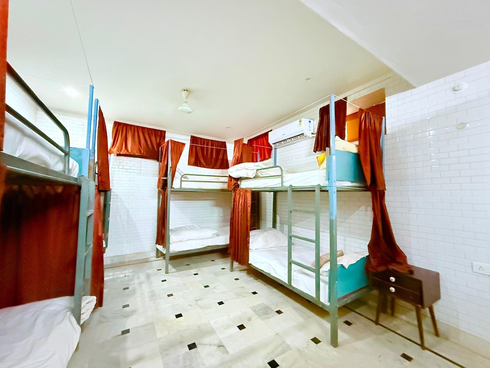 10 Bed Mixed Ac Dormitory room photo 1
