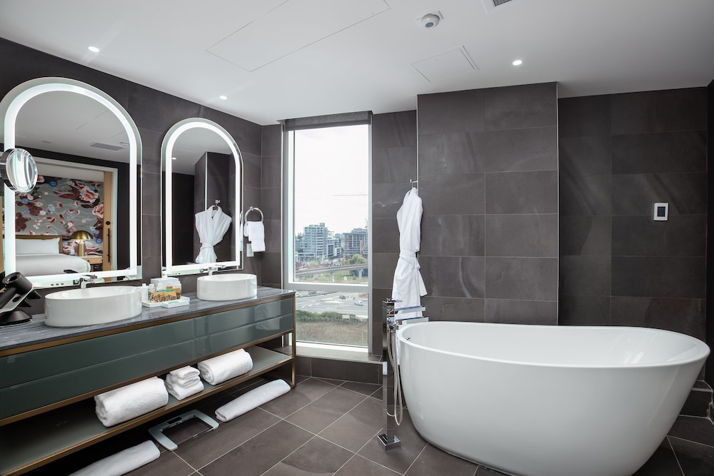 Signature Suite - Photo 9