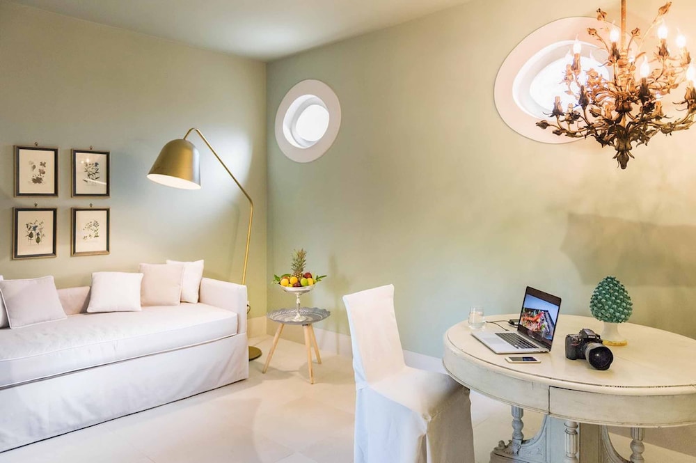Deluxe Suite - Photo 2