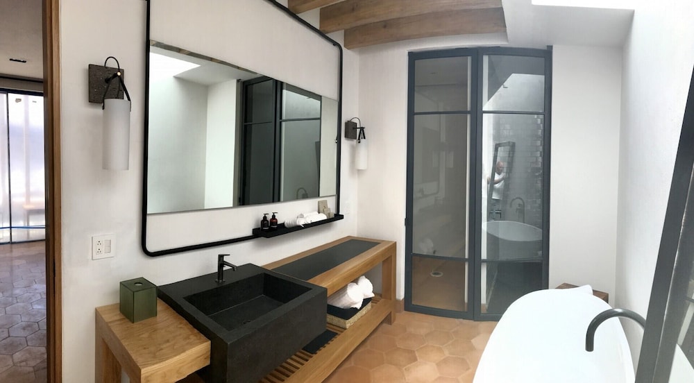 Premium Room, 1 King Bed, Ensuite photo 3