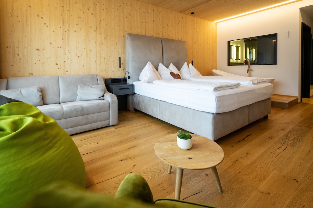 Junior Suite, 1 Queen Bed, Mountain View photo 1