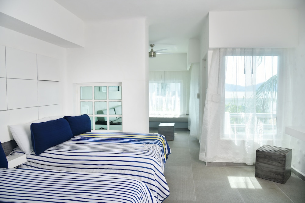 Standard Room, 2 Double Beds, Non Smoking - Photo 11