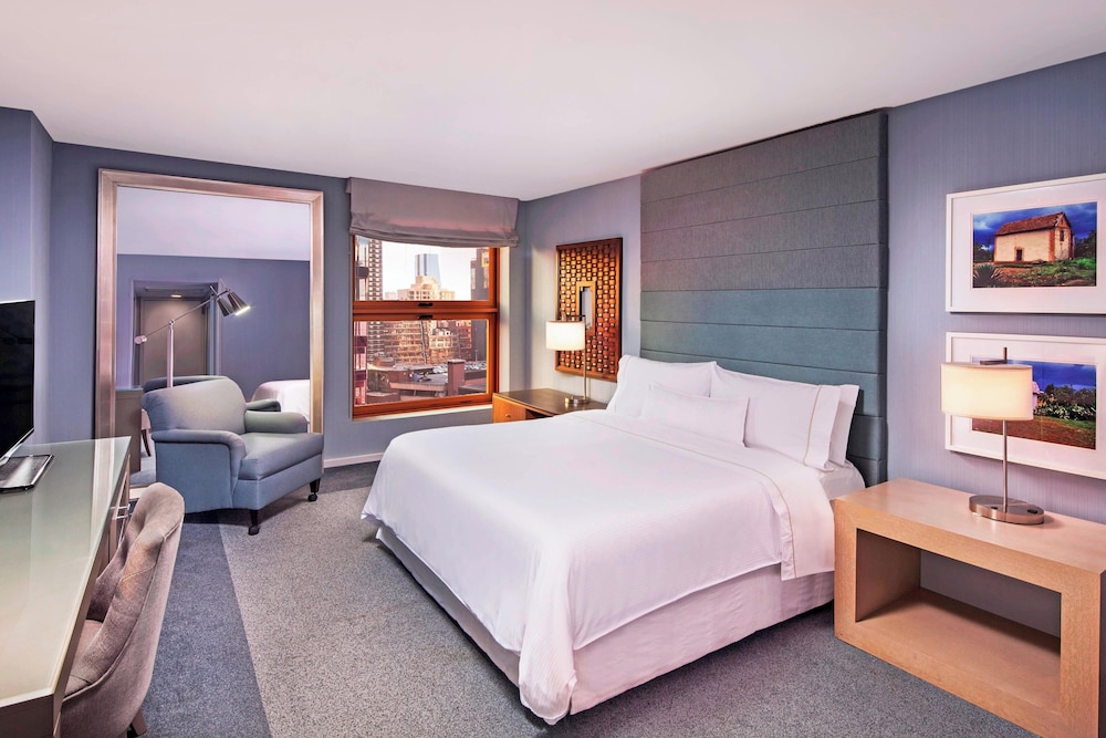 Grand Room, 1 King Bed (Hearing Accessible)