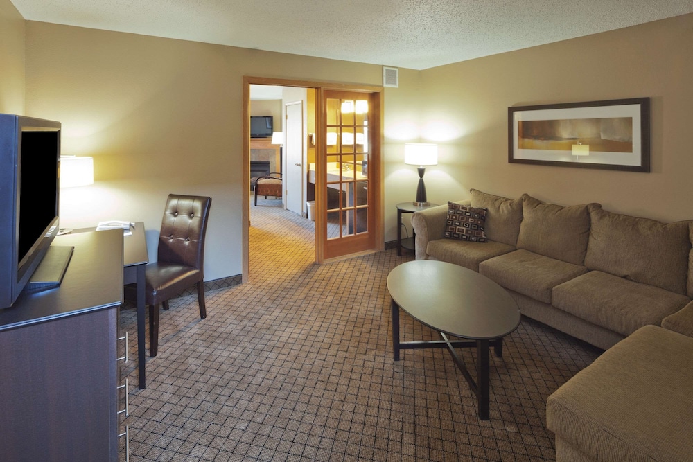 Suite, 1 King Bed, Non Smoking photo 3