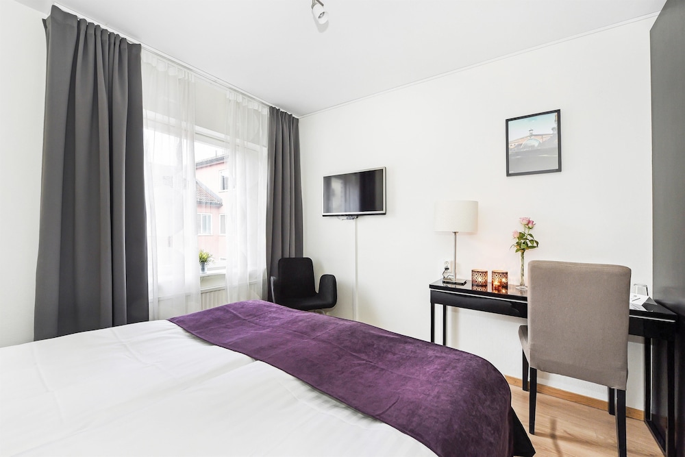 Standard Room, 1 King Bed, Non Smoking - Photo 4