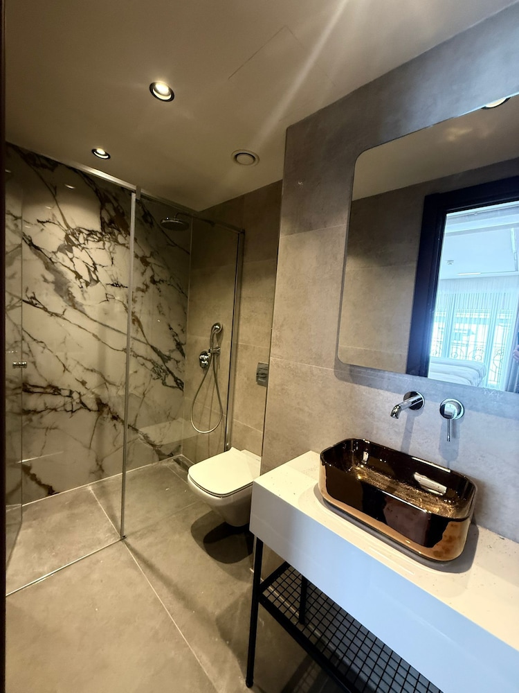 Standard Triple Room, City View photo 3