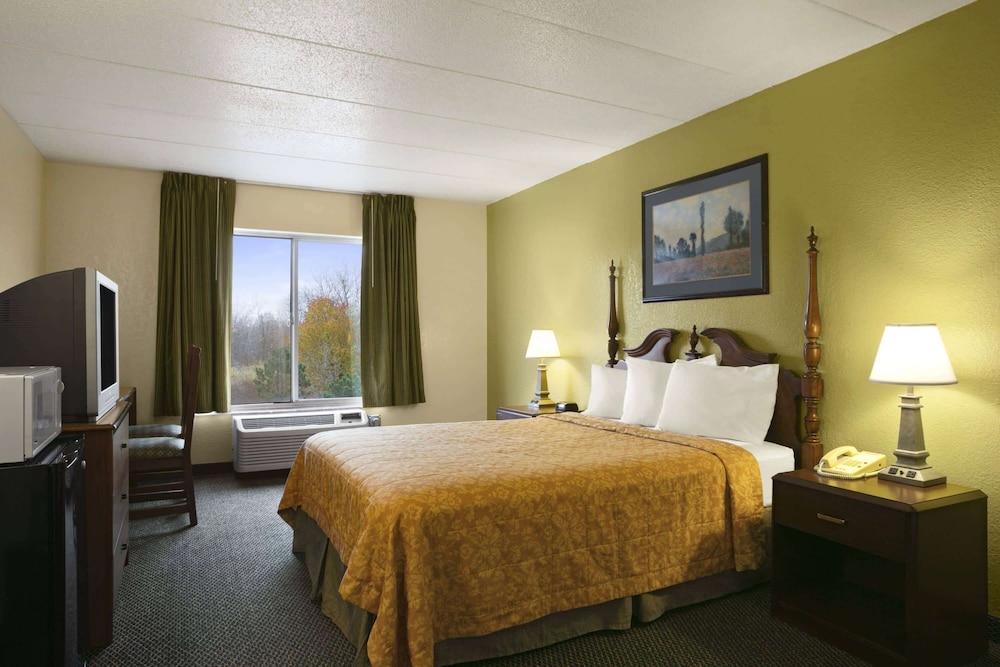 Room, 1 Queen Bed, Accessible, Non Smoking (Mobility Accessible) photo 1
