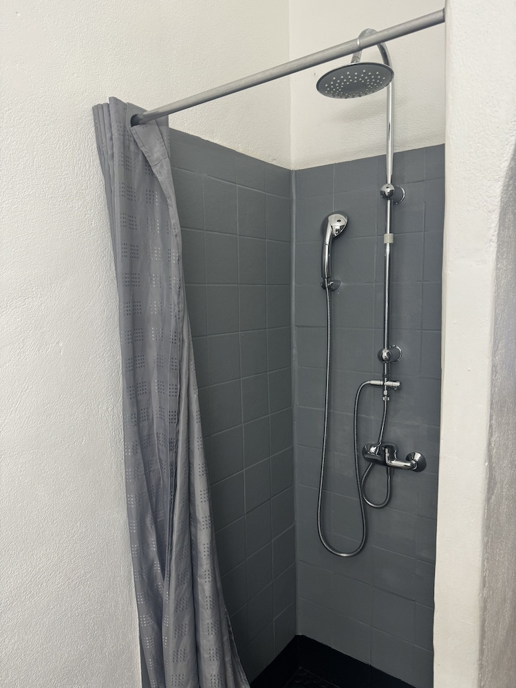 Standard Triple Room, Ensuite photo 2