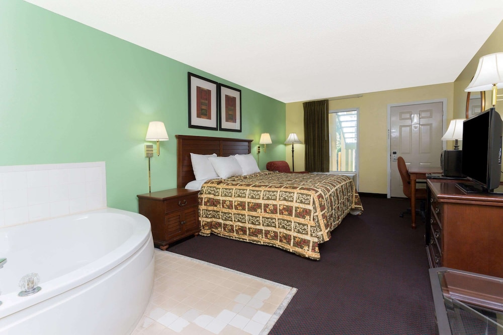 Room, 1 King Bed, Non Smoking, Hot Tub - Photo 1