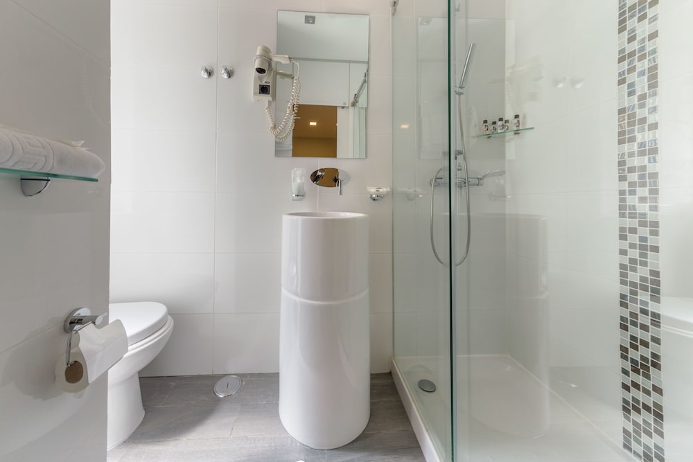 Standard Triple Room (Chiado View) thumbnail 6