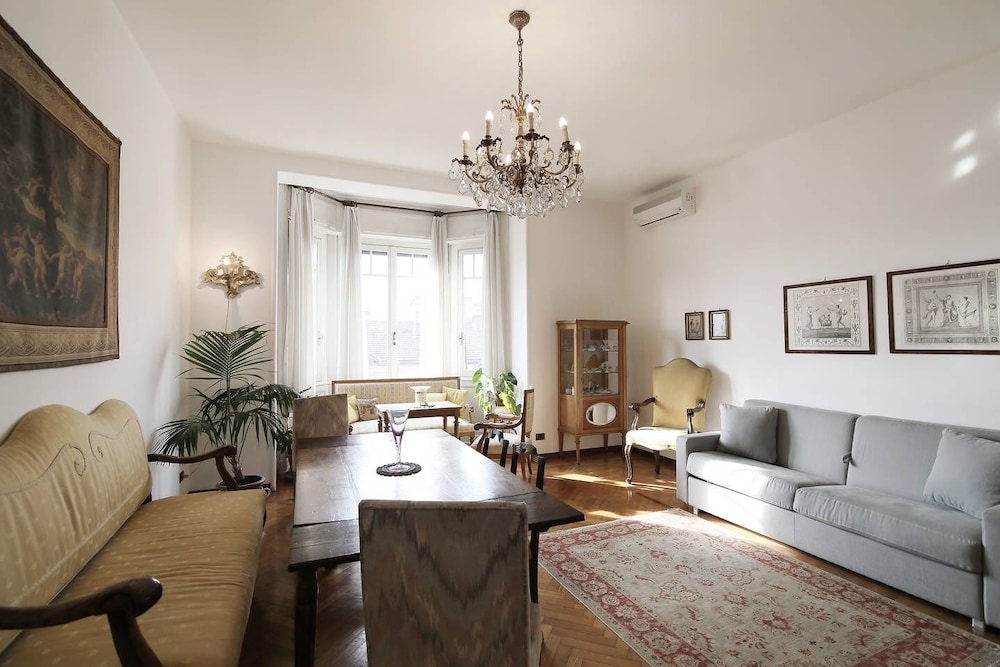 Grand Apartment
