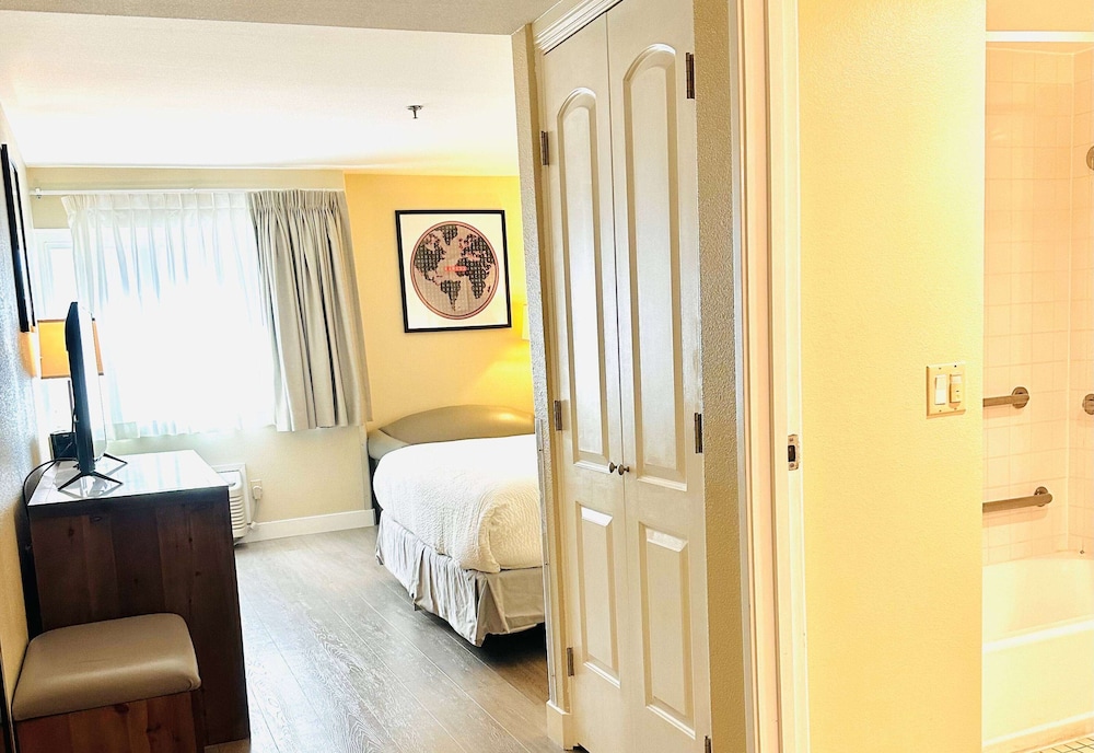 Standard Room, 1 King Bed, Accessible - Photo 1