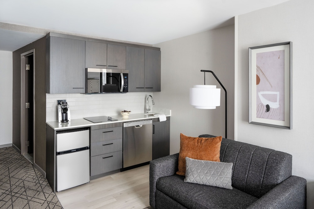 Room, Multiple Beds, Kitchenette (Den Guestroom) photo 2