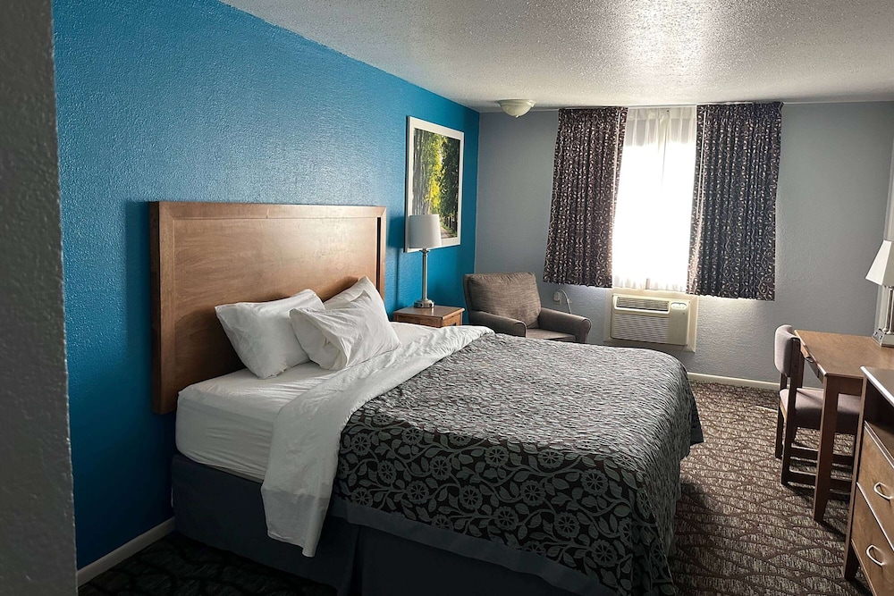 Room, 1 King Bed, Non Smoking, Hot Tub - Photo 1