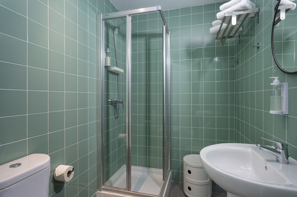 Family Quadruple Room, Private Bathroom photo 3