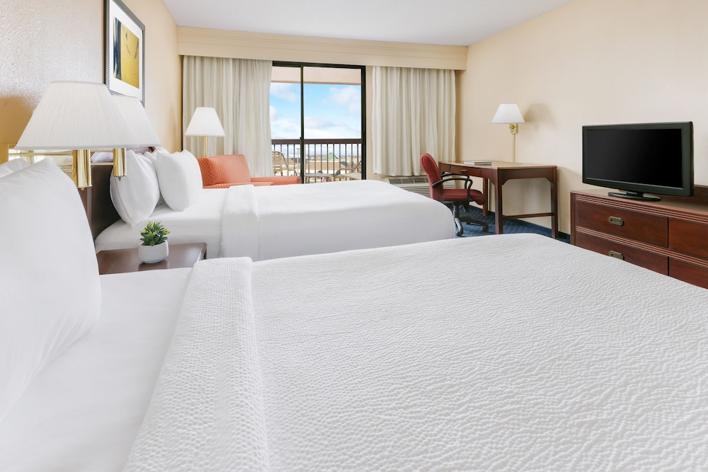 Room, 2 Queen Beds (Mobility Accessible, Tub) photo 3