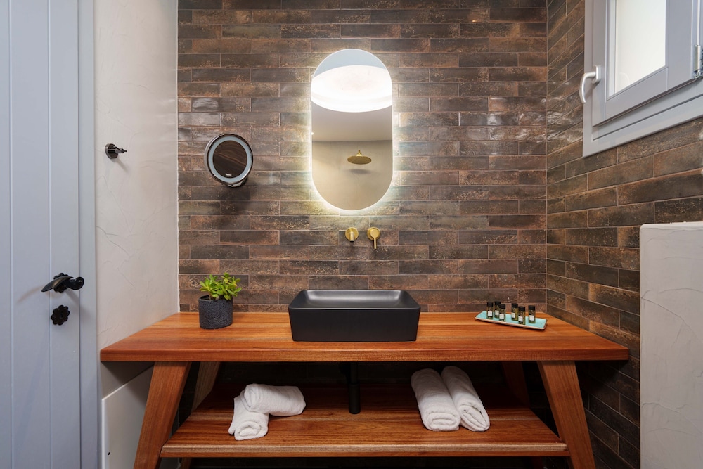 Deluxe Room, Jetted Tub, Sea View - Photo 4