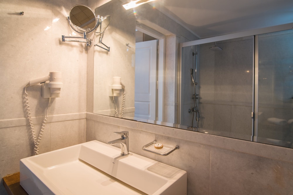 Royal Suite, Jetted Tub - Photo 10