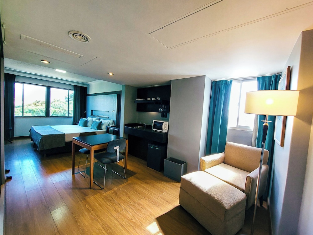Double Room, Corner