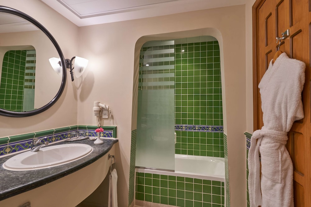 Deluxe Sea View Suite photo 3