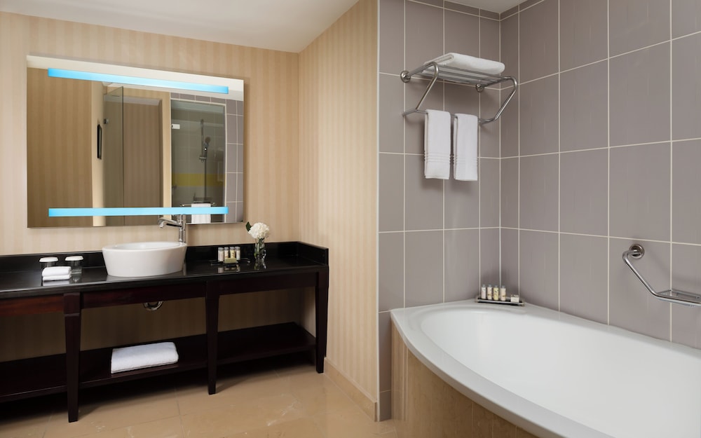 Business Suite, 1 King Bed, Non Smoking - Photo 7