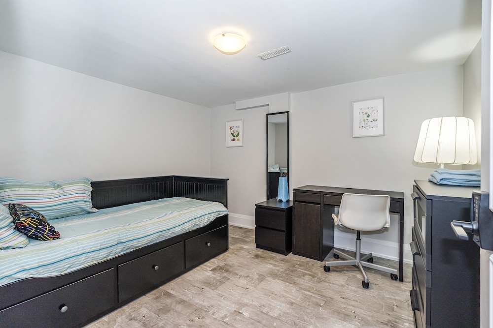 Economy Room (Green Room)