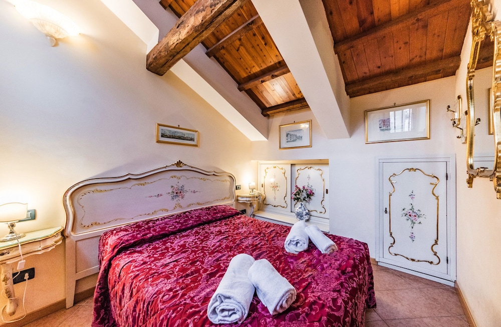 Panoramic Room, 1 Bedroom, Private Bathroom, City View photo 3