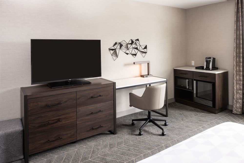 Standard Room, 1 King Bed, Accessible (Communications, Accessible Tub) photo 2