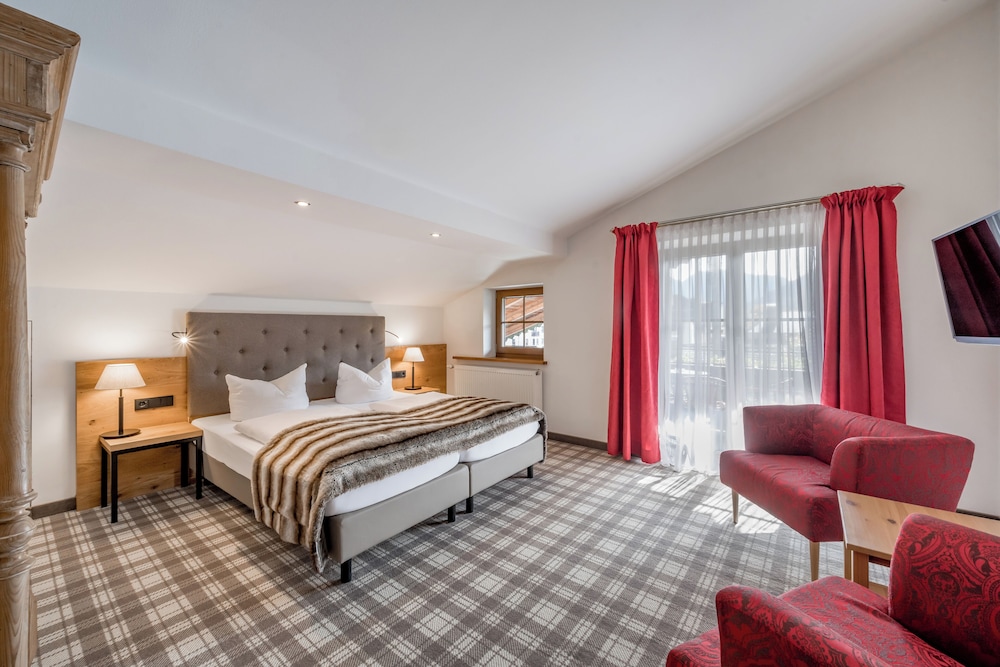Family Studio Suite, 1 Bedroom, Balcony, Mountain View photo 2