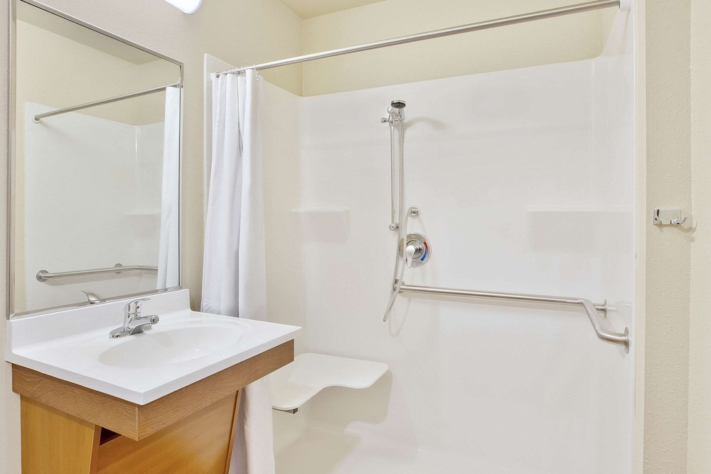 Standard Room, 1 Double Bed, Accessible, Non Smoking (Bathtub) photo 3