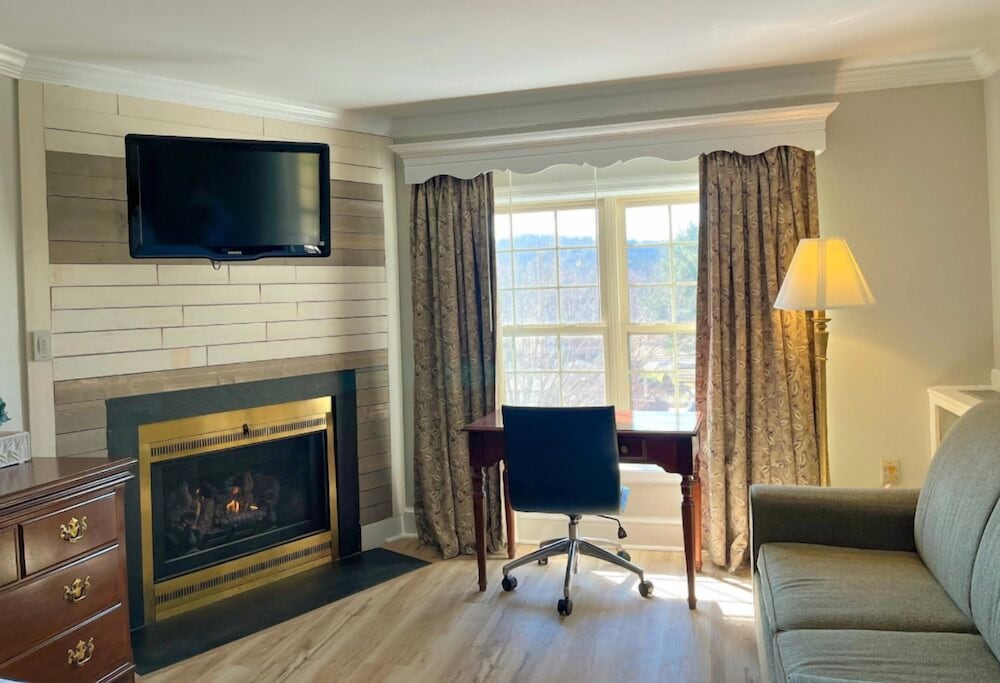 King Fireside Jetted Tub Suite photo 3