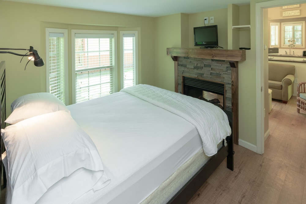 One Bedroom Cottage with Loft (Linens not provided) photo 3