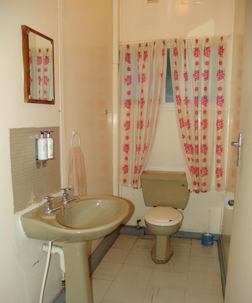 Family Room, 2 Bedrooms (1 Double Bed & 3 Single Beds) photo 2