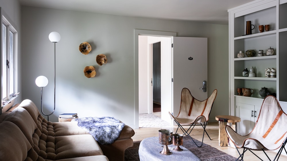 AWOL Suite photo 3