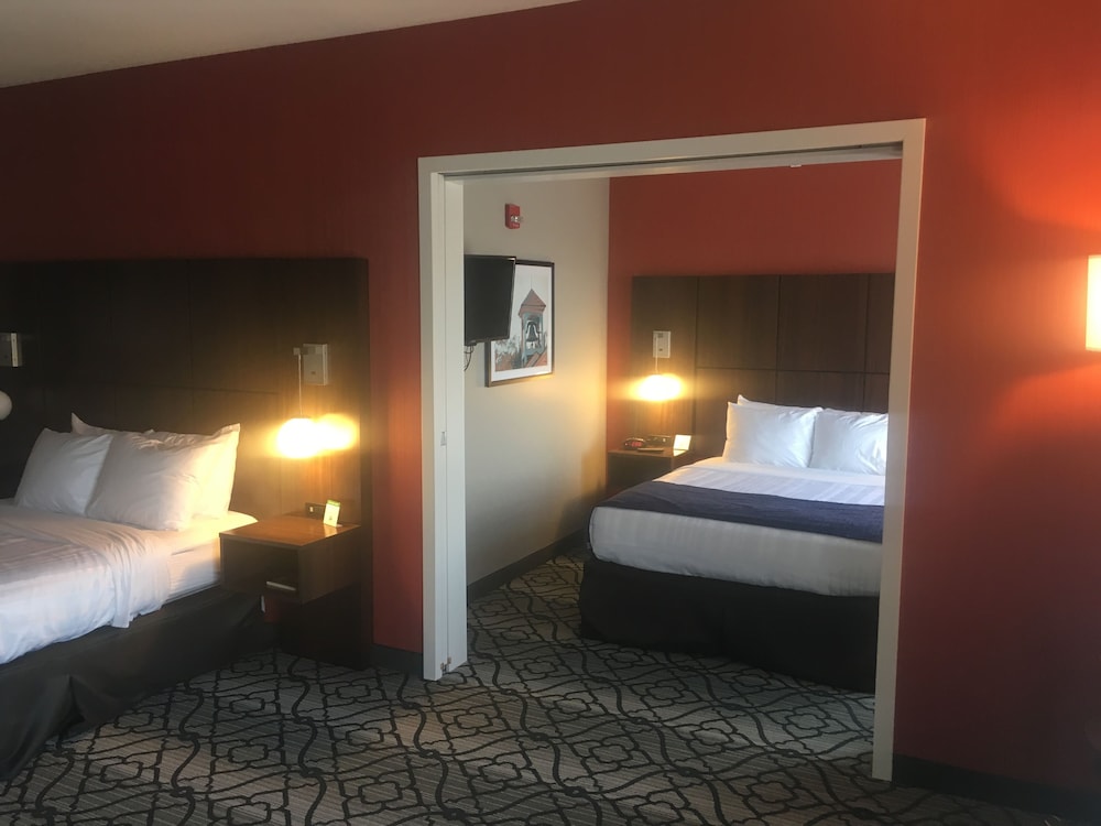 Suite, Multiple Beds, Accessible, Bathtub (with Sofabed) photo 3