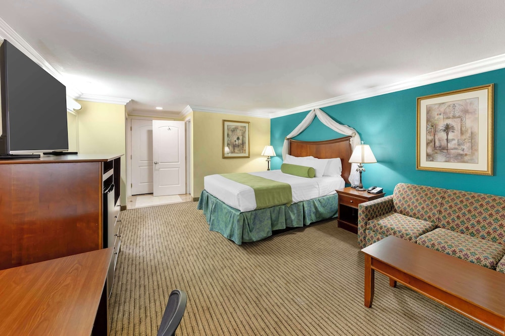 Standard Room, 1 King Bed, Non Smoking, Balcony - Photo 3