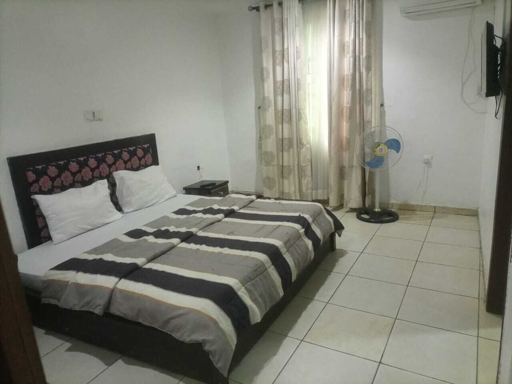 Basic Room, 1 Queen Bed