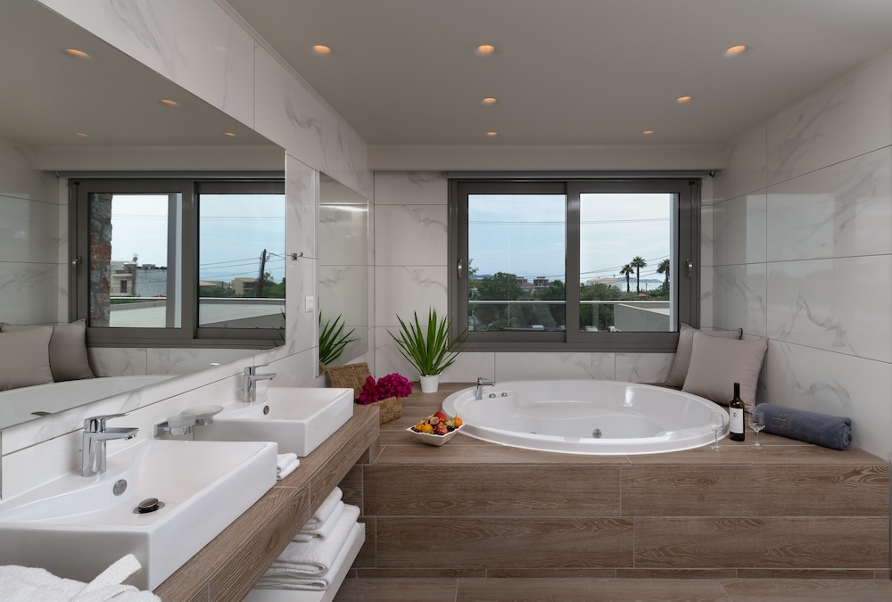 Deluxe Suite, Partial Sea View (Outdoor or Indoor Jacuzzi) photo 2
